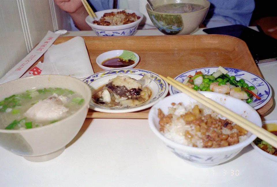 Ăn căng tin rẻ hơn ăn ngoài nhiều