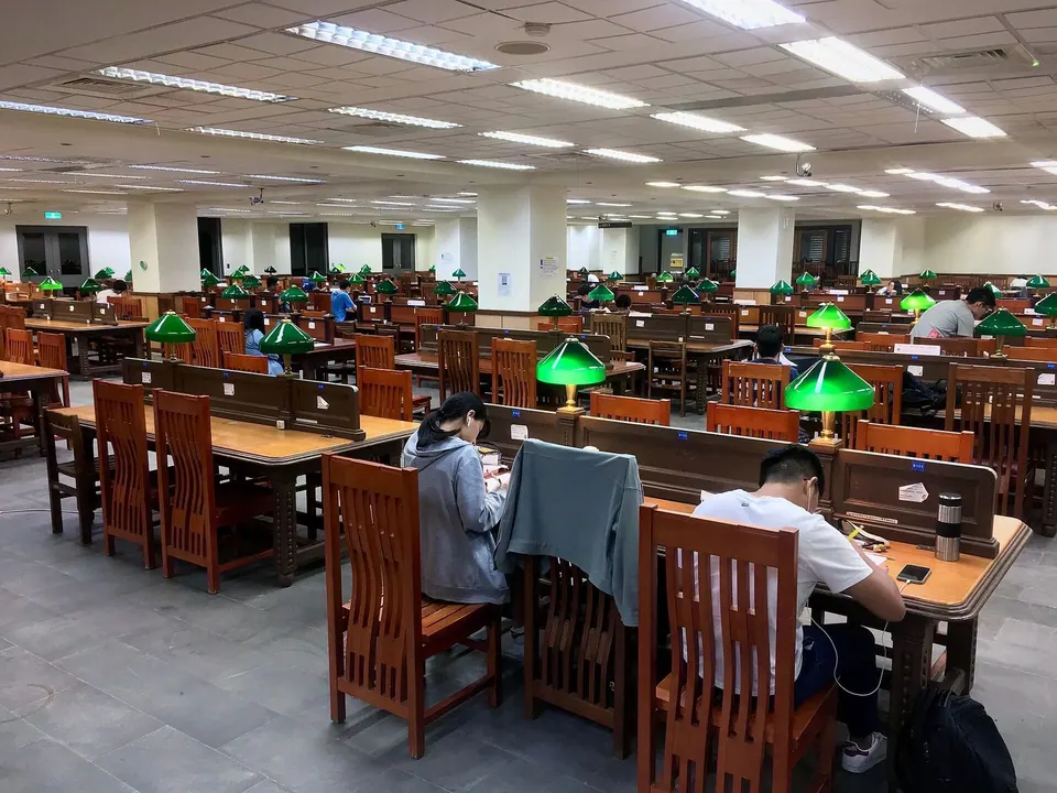 Hệ tiếng Hoa hay hệ tiếng Anh: chọn sai là mất một năm